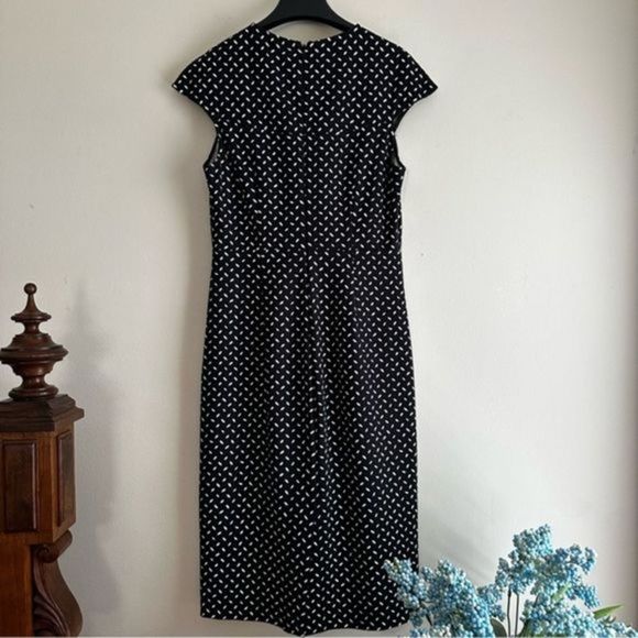 Diane Von Furstenberg • Patterned Sheath Cap Sleeve Dress - Picture 5 of 8